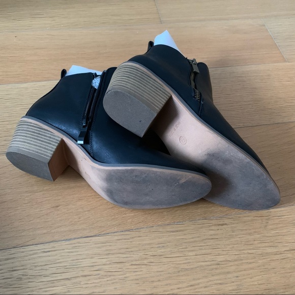 Journee Size 5.5 Black Rebel Faux Leather Booties - Picture 5 of 5